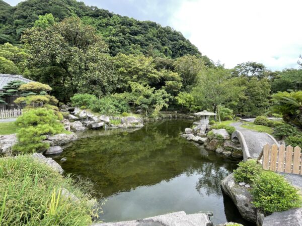 【磯庭園】陣笠 鹿児島 薩摩藩 島津氏 十字紋 プラスチック製 観光記念 鹿児島旅行 島津家の別邸「仙巌園」へ - Voyage to the world